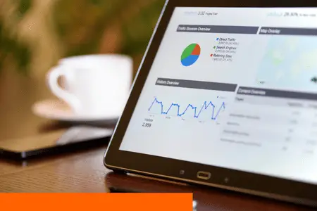 Tablet mostrando gráficos e números de avanço do um site