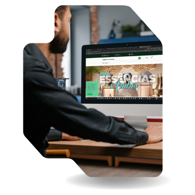 Imagem de um microempreendedor visitando o seu site em wordpress