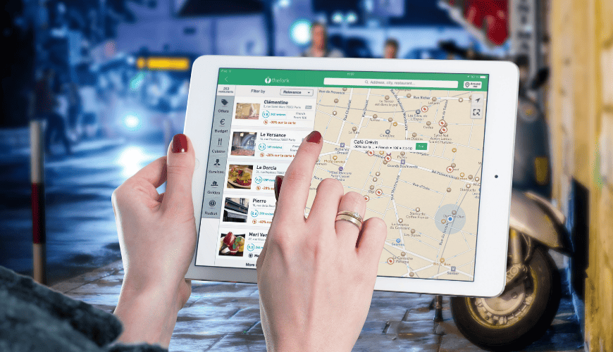 Imagem de um tablet sendo pesquisado na Ficha do Google Meu Negócio - Apareça para que está por perto! Sogno