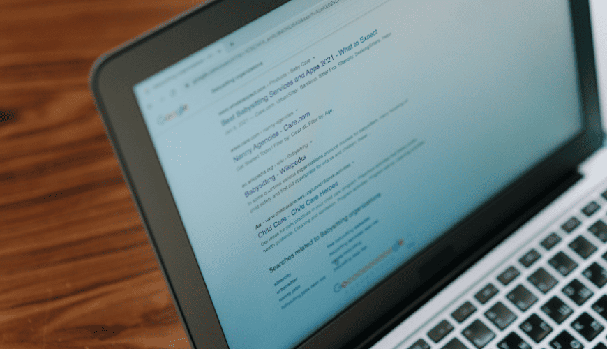 Imagem de um notebook com a página de busca do Google aberta